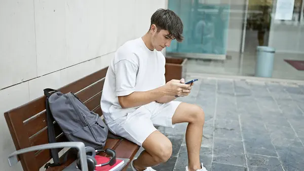 Junge Hispanische Teenager Studentin Sitzt Mit Smartphone Auf Bank Der — Stockfoto