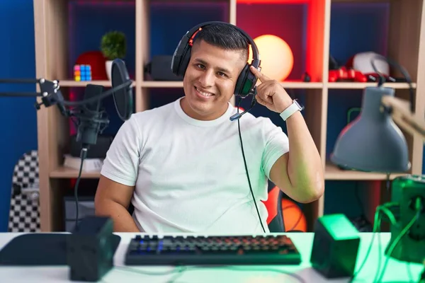 Genç Spanyol Adam Video Oyunları Oynuyor Gülümsüyor Tek Parmağıyla Kafasını — Stok fotoğraf