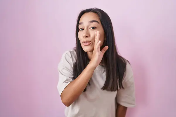 Young Hispanic Woman Standing Pink Background Hand Mouth Telling Secret — Stock Photo, Image