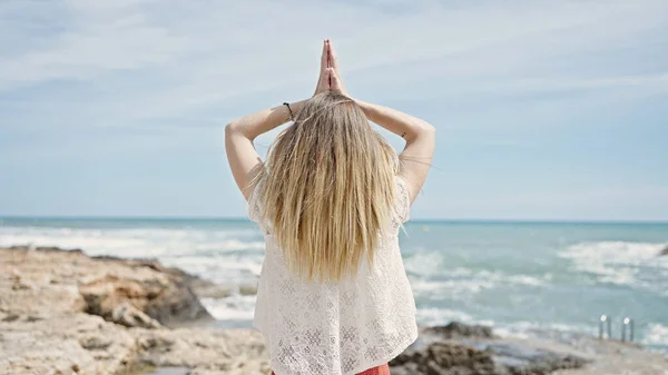 Νεαρή Ξανθιά Τουρίστρια Που Στέκεται Ανάποδα Κάνοντας Γιόγκα Στην Παραλία — Φωτογραφία Αρχείου