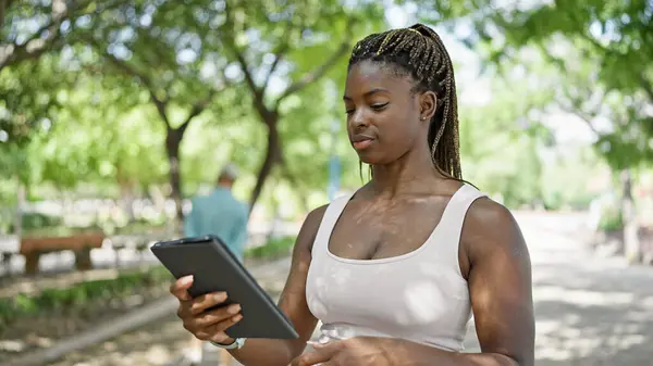African American Woman Using Touchpad Park — Stock Photo, Image