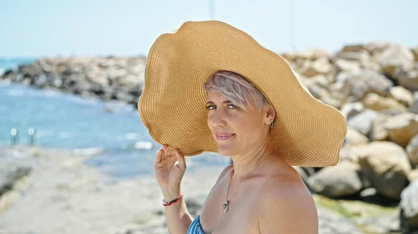 Young Woman Tourist Wearing Bikini Summer Hat Beach — Stock Photo, Image