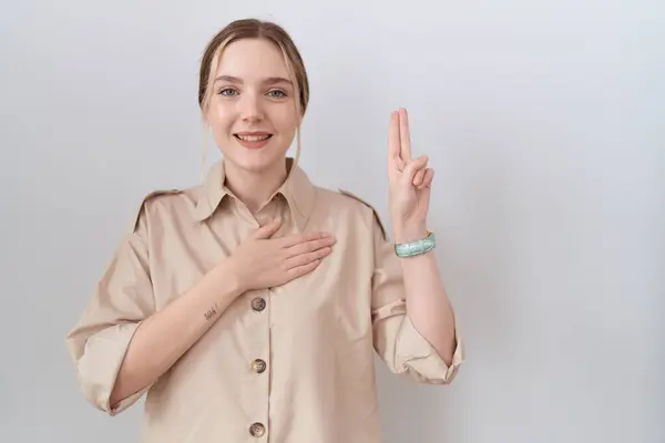 Mladá Běloška Neformální Košili Usmívá Rukou Prsou Prsty Nahoře Přísahá — Stock fotografie