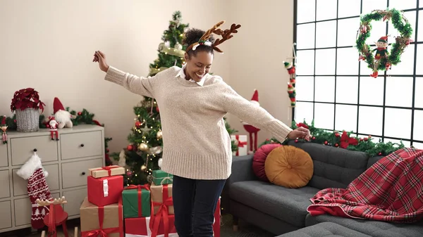 Mujer Afroamericana Pie Junto Árbol Navidad Bailando Casa — Foto de Stock