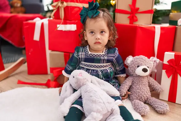 Adorável Criança Loira Sentada Chão Por Presentes Natal Com Expressão — Fotografia de Stock