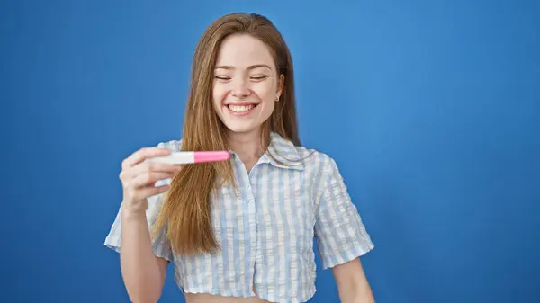 Ung Blond Kvinna Ler Säker Innehav Graviditetstest Över Isolerad Blå — Stockfoto