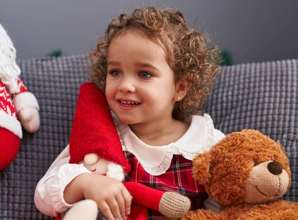 Entzückendes Hispanisches Kleinkind Lächelt Selbstbewusst Auf Sofa Mit Weihnachtsdekoration Hause — Stockfoto
