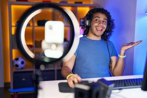 Kıvırcık Saçlı Spanyol Adam Akıllı Telefonuyla Video Oyunları Oynuyor Başarıyı — Stok fotoğraf