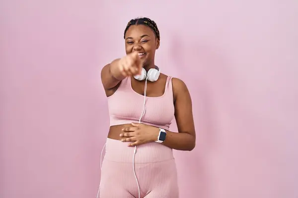 African American Woman Braids Wearing Sportswear Headphones Laughing You Pointing — Stock Photo, Image