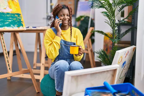 African American Woman Artist Talking Smartphone Drinking Coffee Art Studio — Zdjęcie stockowe