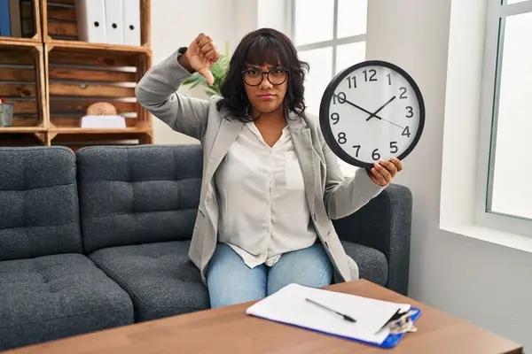 Hispanic Woman Working Therapy Office Holding Clock Angry Face Negative — Stock Photo, Image