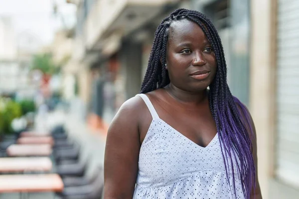 Afroamerikanerin Schaut Mit Ernster Miene Auf Café Terrasse Zur Seite — Stockfoto