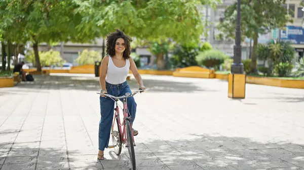 Young Beautiful Hispanic Woman Smiling Confident Riding Bike Park — Stock Photo, Image