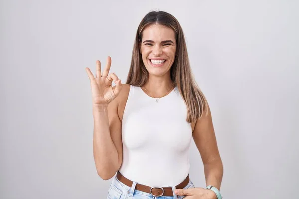 Mujer Joven Hispana Pie Sobre Fondo Blanco Sonriendo Positiva Haciendo —  Fotos de Stock