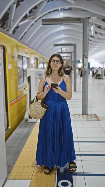 Mooie Latijns Amerikaanse Vrouw Glazen Verdiept Telefoon Afwachting Van Haar — Stockfoto