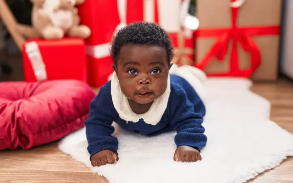 Bébé Afro Américain Couché Sur Sol Par Des Cadeaux Noël — Photo