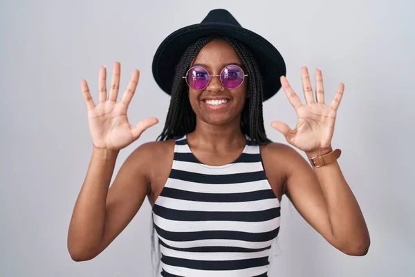 Young African American Braids Wearing Hat Sunglasses Showing Pointing Fingers — Stock Photo, Image
