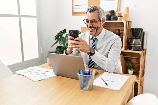 Homem Cabelos Grisalhos Meia Idade Trabalhador Negócios Usando Laptop Smartphone — Fotografia de Stock