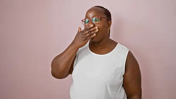 Uitgeputte Afro Amerikaanse Vrouw Met Vlechten Geeuwt Vermoeide Ogen Achter — Stockfoto