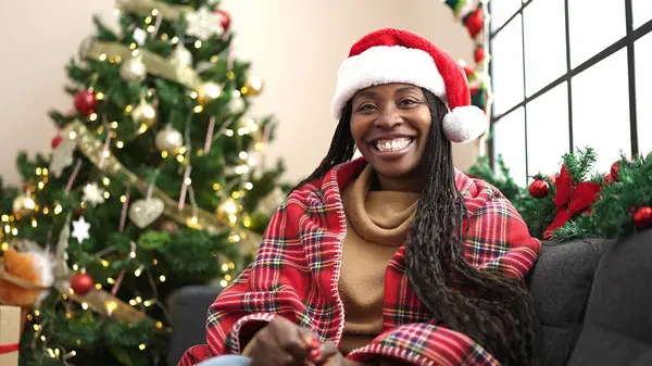 Donna Africana Sorridente Seduta Vicino All Albero Natale Casa — Foto Stock