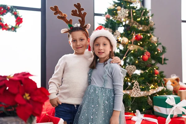 Αγαπητό Αγόρι Και Κορίτσι Αγκαλιάζονται Γιορτάζοντας Χριστούγεννα Στο Σπίτι — Φωτογραφία Αρχείου