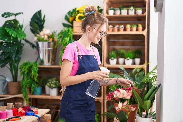 Joven Florista Rubia Usando Difusor Trabajando Sonriendo Floristería —  Fotos de Stock