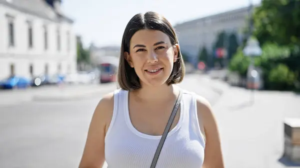 Młoda Piękna Latynoska Kobieta Uśmiechnięta Pewnie Stojąca Ulicach Wiednia — Zdjęcie stockowe
