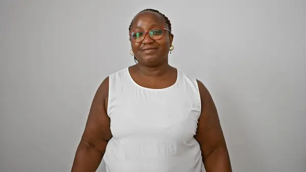 Fröhliche Und Selbstbewusste Afrikanisch Amerikanische Frau Mit Zöpfen Die Isoliert — Stockfoto