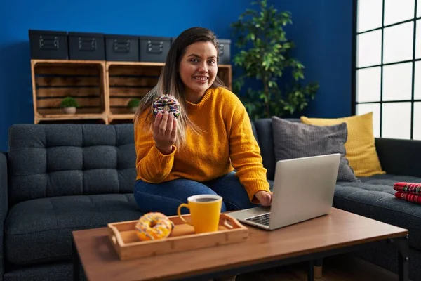 Young Beautiful Size Woman Having Breakfast Using Laptop Home — Foto Stock