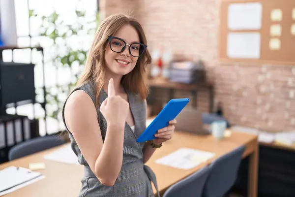 Caucasian Woman Working Office Wearing Glasses Beckoning Come Here Gesture — Stock Photo, Image