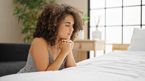 Young Beautiful Hispanic Woman Sitting Floor Praying Bedroom — Stock Photo, Image
