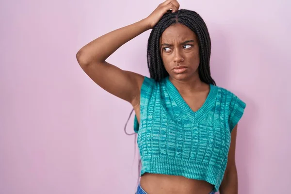 Jonge Afrikaans Amerikaanse Met Vlechten Roze Achtergrond Verwarren Zich Afvragen — Stockfoto