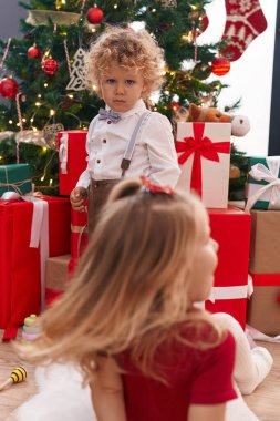 Sevimli kız ve oğlan evde Noel 'i kutluyorlar.