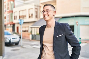 Sokakta kendine gülen genç İspanyol yönetici.