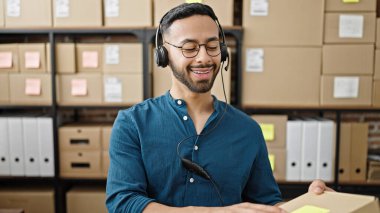 Genç İspanyol bir iş adamı ofiste bir video görüşmesi yapıyor.