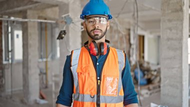 İnşaat alanında şapka takan genç İspanyol müteahhit.