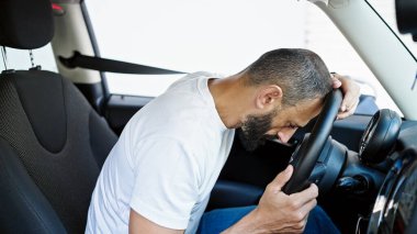 Genç İspanyol adam sokakta araba sürerken strese girdi.