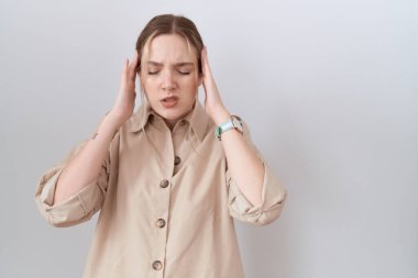 Kafası havada, gündelik tişört giyen beyaz bir kadın. Stres yüzünden baş ağrısı çekiyor. migren ağrısı. 