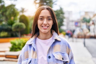 Parkta kendine güvenen güzel, İspanyol bir kadın.