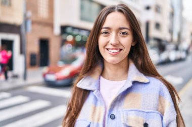 Sokakta kendine güvenen güzel İspanyol bir kadın.