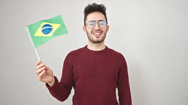 Junger Hispanischer Mann Lächelt Selbstbewusst Und Hält Brasilianische Flagge Über — Stockfoto
