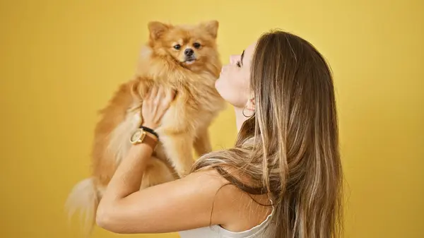 Jonge Mooie Spaanse Vrouw Geeft Hartverwarmende Kus Aan Haar Hond — Stockfoto