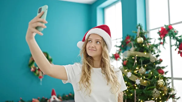 Jeune Femme Blonde Faire Selfie Par Smartphone Célébrer Noël Maison — Photo