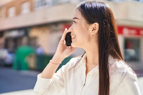 Joven Mujer China Sonriendo Confiada Hablando Teléfono Inteligente Calle — Foto de Stock