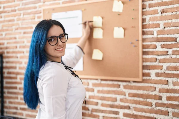 Young Caucasian Woman Business Worker Writing Cork Board Office — Stock Photo, Image