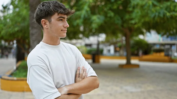 Joven Adolescente Hispano Mirando Hacia Lado Con Expresión Seria Brazos —  Fotos de Stock