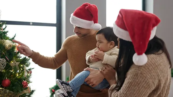 Coppia Figlio Decorare Albero Natale Casa — Foto Stock