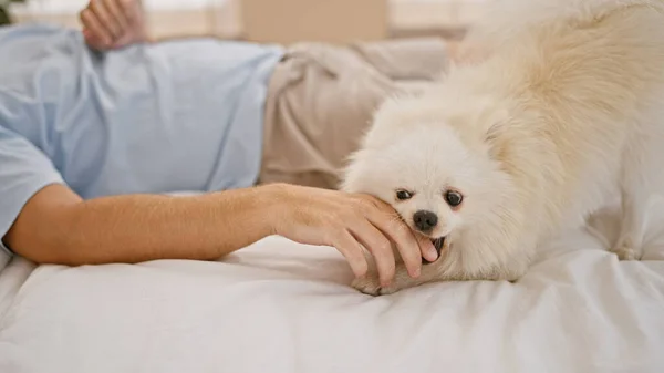 Rahat Bir Sabah Senaryosu Yakışıklı Beyaz Bir Adam Sadık Köpeği — Stok fotoğraf