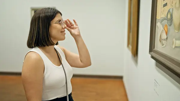 Jonge Mooie Spaanse Vrouw Bezoekt Kunstgalerie Albertina Museum Wenen — Stockfoto