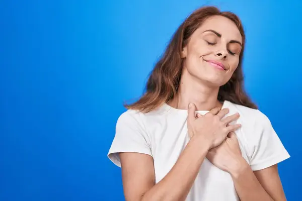 Jovem Bela Mulher Hispânica Sorrindo Confiante Com Mãos Coração Sobre — Fotografia de Stock